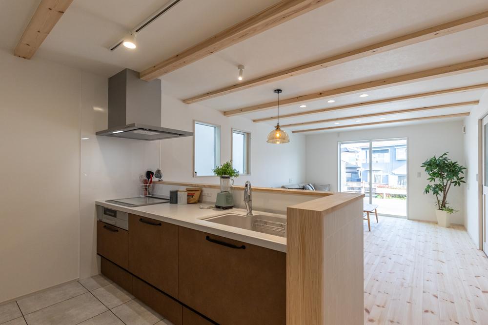 木の温もりに包まれる開放的な対面キッチン。