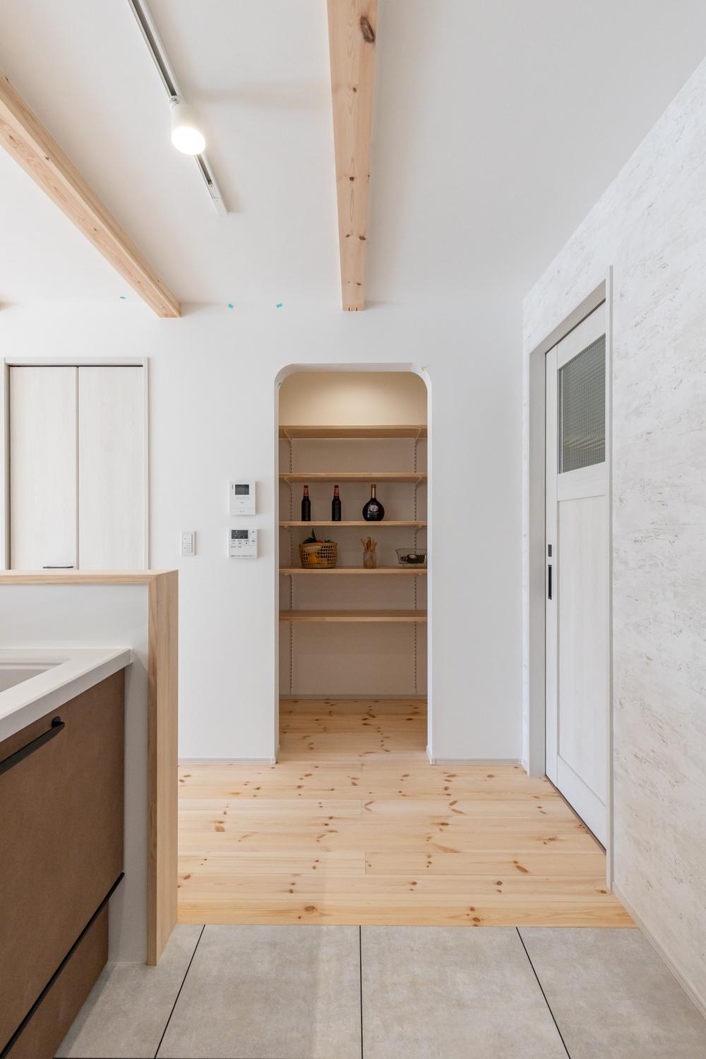 アールの垂れ壁が可愛らしい、キッチン横のパントリー。