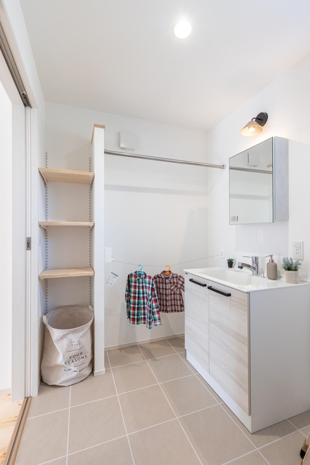 洗面、収納、室内干しが1か所に集約された機能的なランドリー空間。