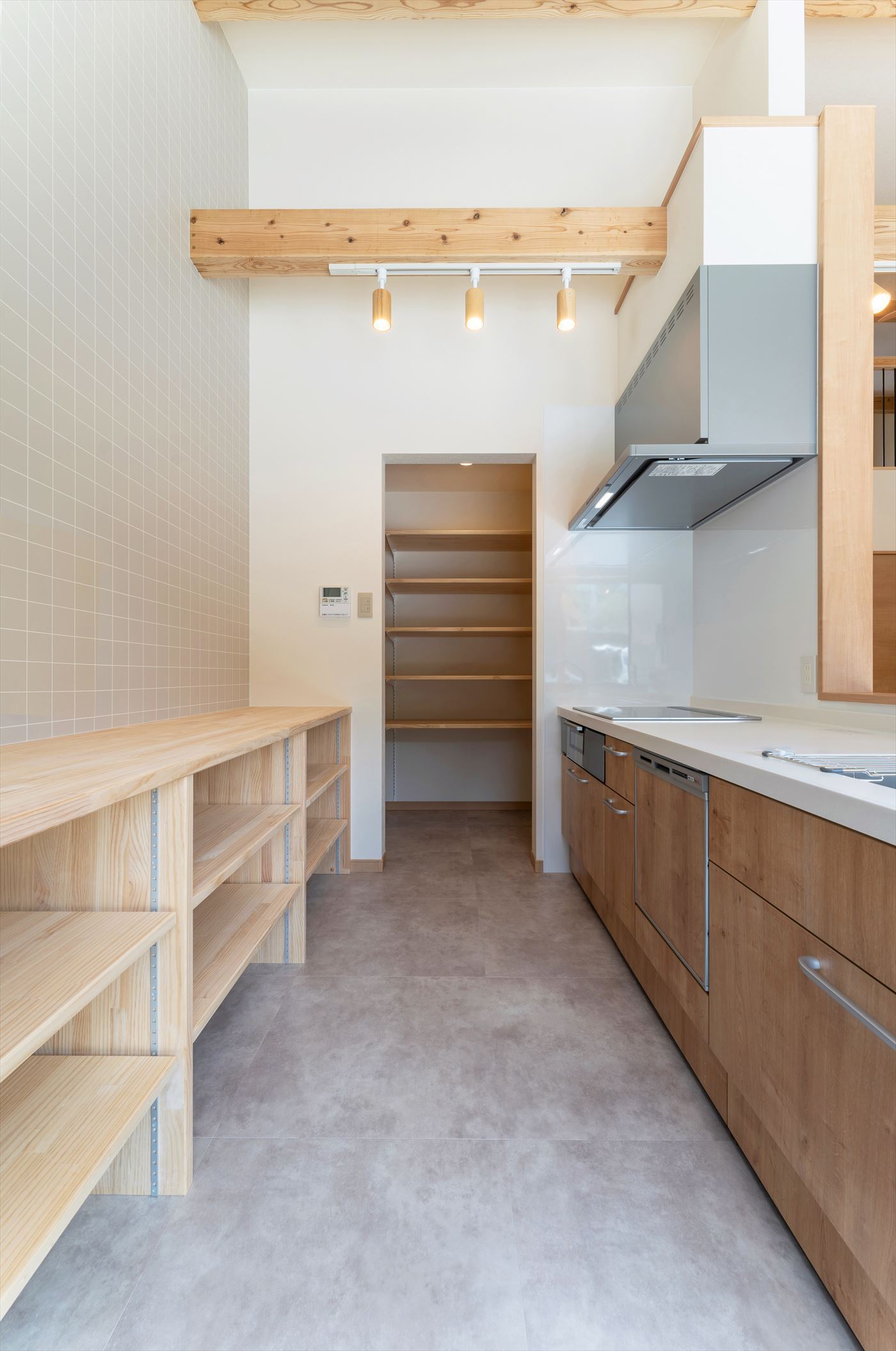 キッチンはパントリー+造作棚で大容量の収納を確保