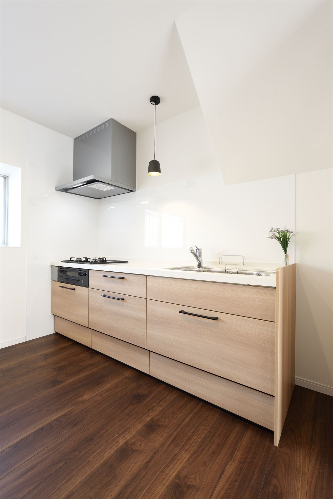 壁付けキッチンはキッチン空間を大きく使えるのが特徴