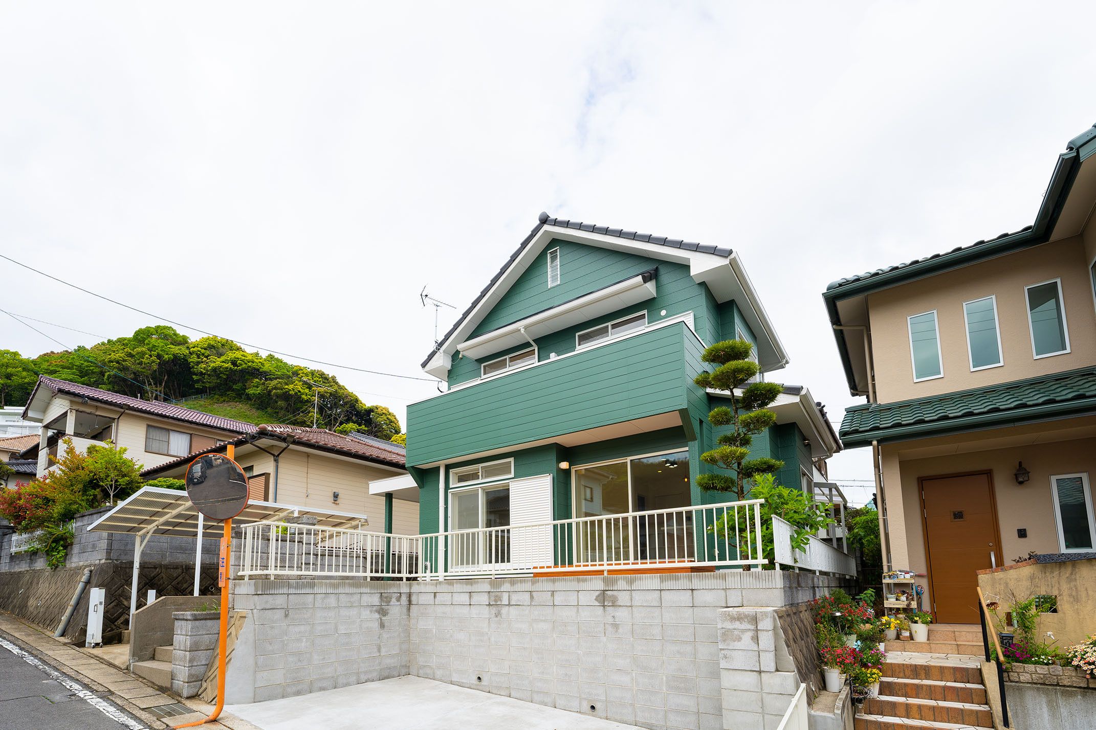 鮮やかな緑で再生した中古戸建て