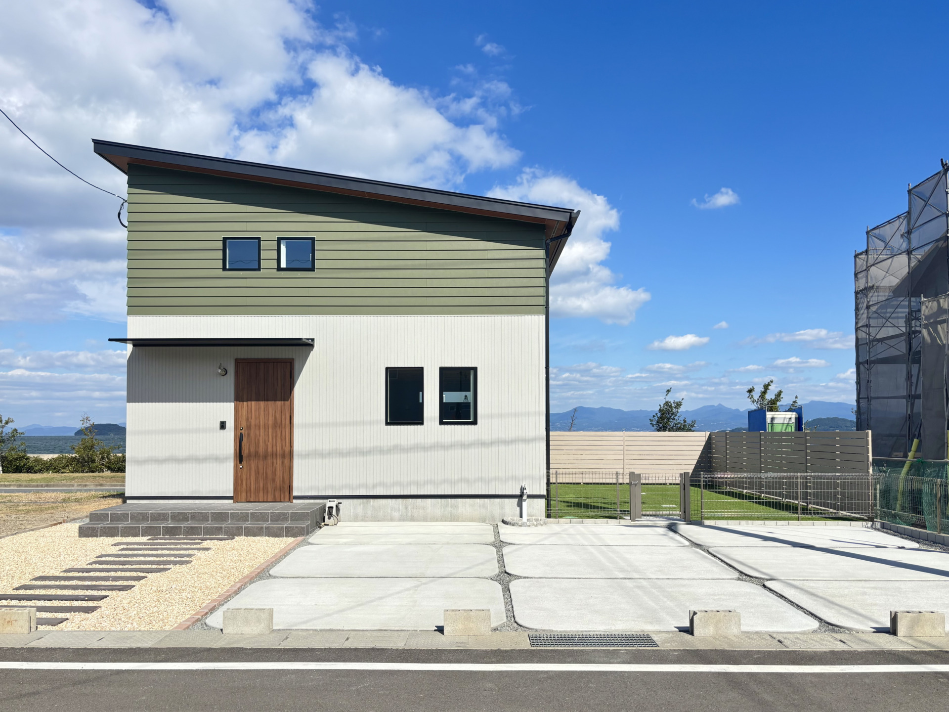 海を眺め、お庭でくつろぐ。グレーが映える大人のお家。