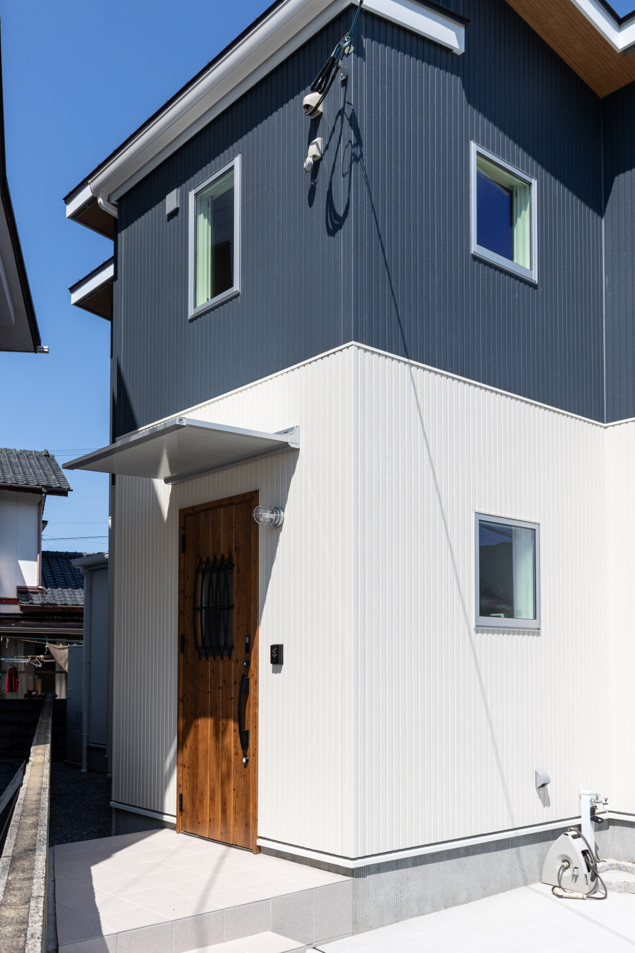 引き締まった外観と、やさしい木のぬくもり。